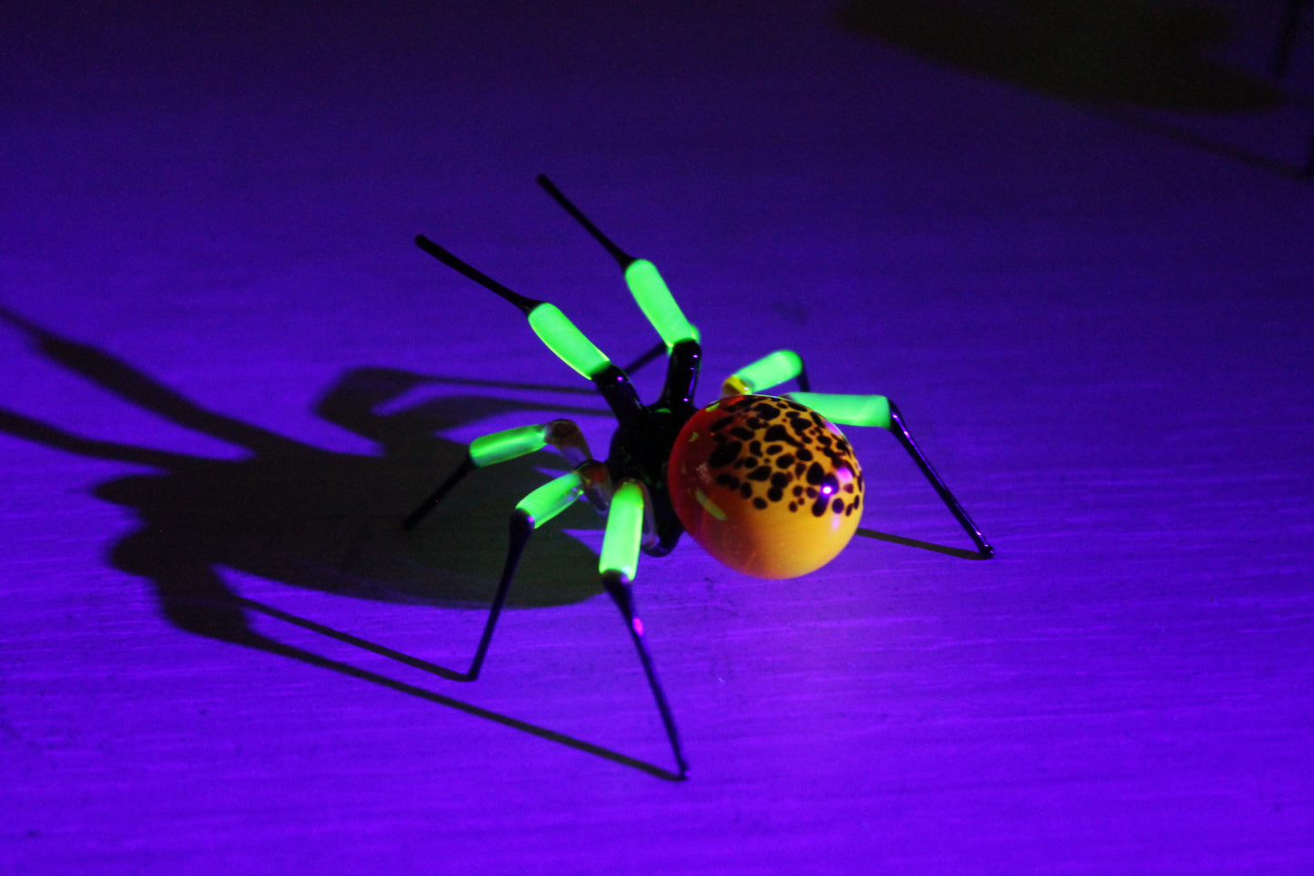 UV Light Reactive Spider – Luminous Yellow-Black Glass Art