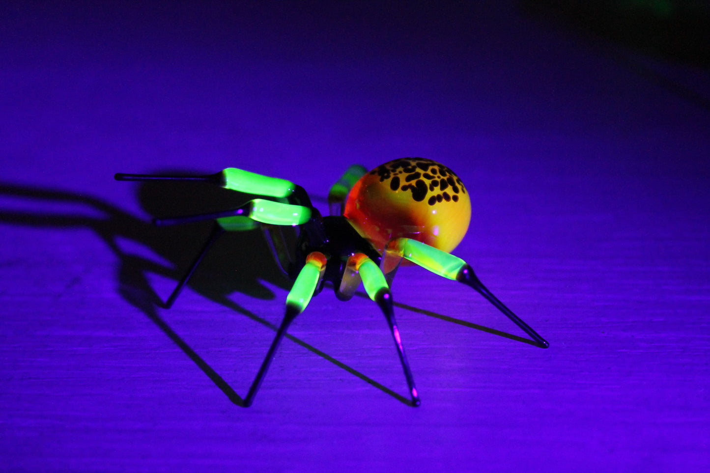 UV Light Reactive Spider – Luminous Yellow-Black Glass Art