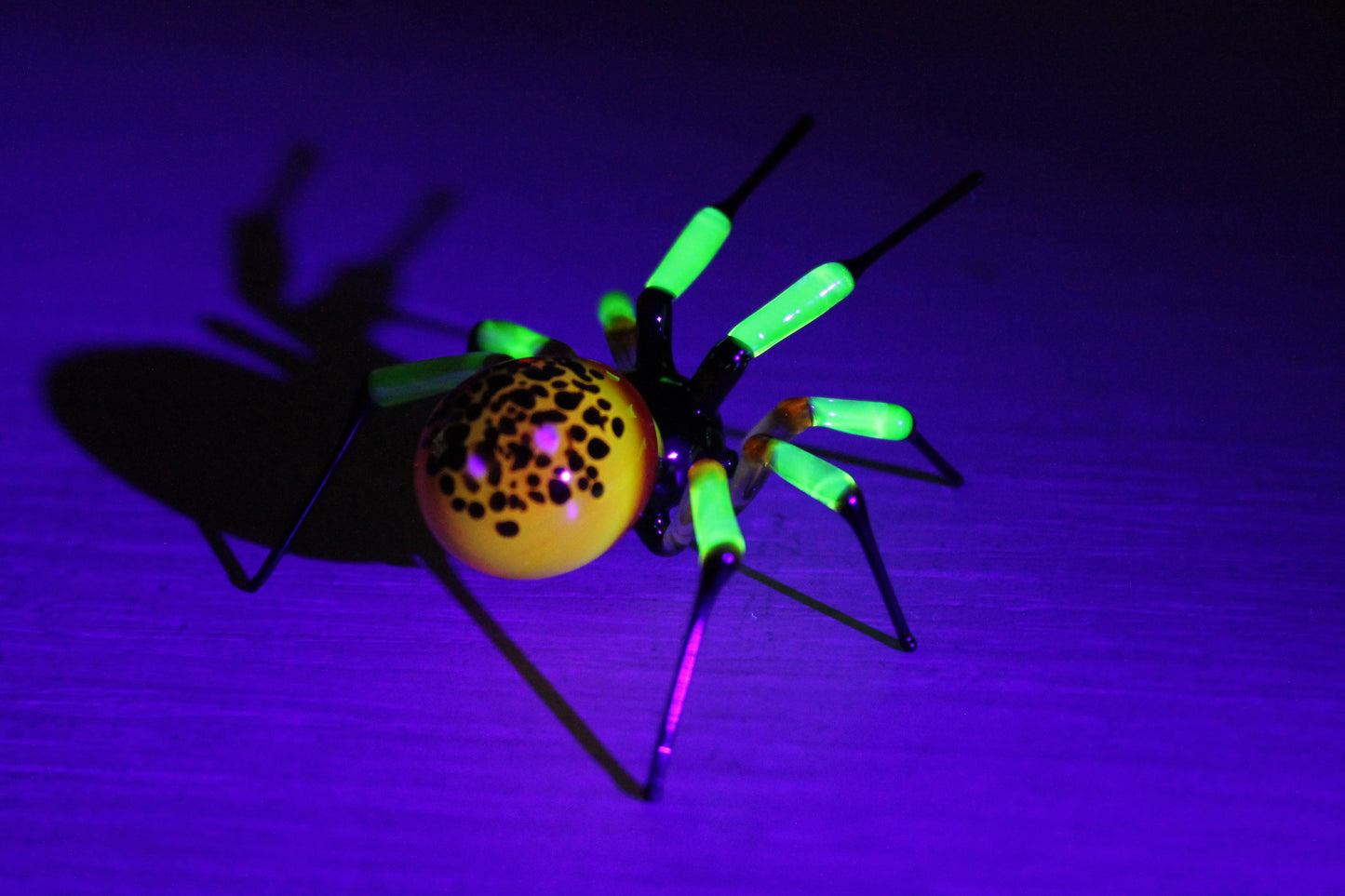 UV Light Reactive Spider – Luminous Yellow-Black Glass Art