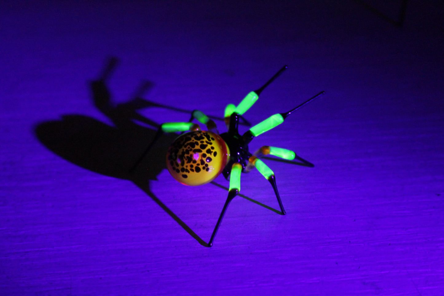 UV Light Reactive Spider – Luminous Yellow-Black Glass Art