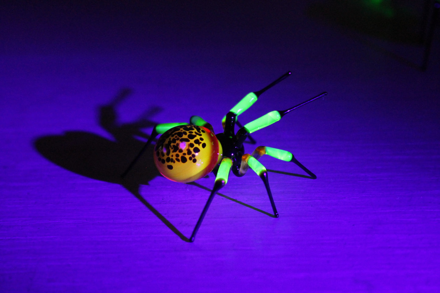 UV Light Reactive Spider – Luminous Yellow-Black Glass Art