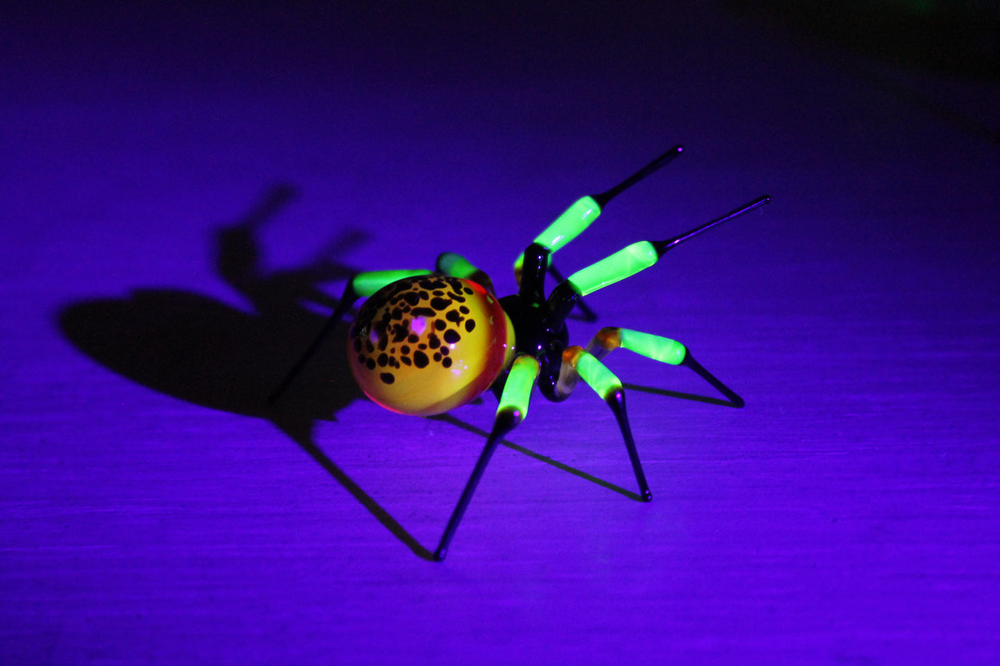 UV Light Reactive Spider – Luminous Yellow-Black Glass Art