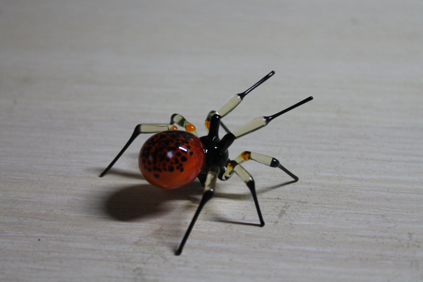 UV Light Reactive Spider – Luminous Yellow-Black Glass Art