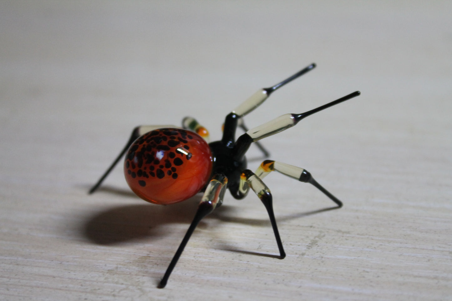 UV Light Reactive Spider – Luminous Yellow-Black Glass Art
