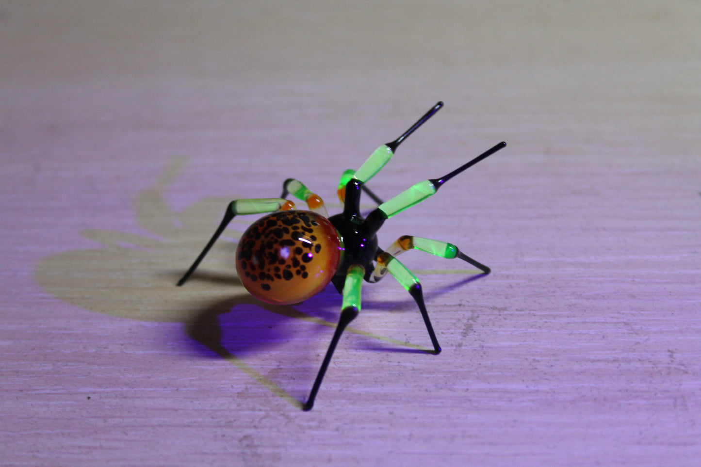 UV Light Reactive Spider – Luminous Yellow-Black Glass Art