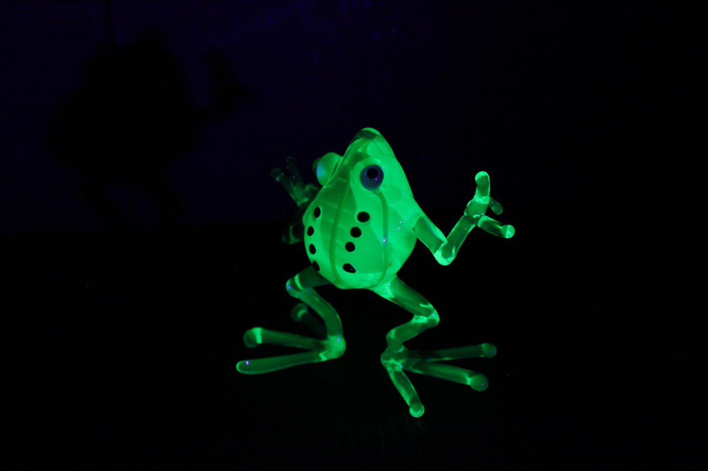 Green Uranium Glass Frog Hand-Blown Collectible Figurine Blown Uranium Vaseline Glass Figurine Frog necklace Glass UV Miniature Glass Frog