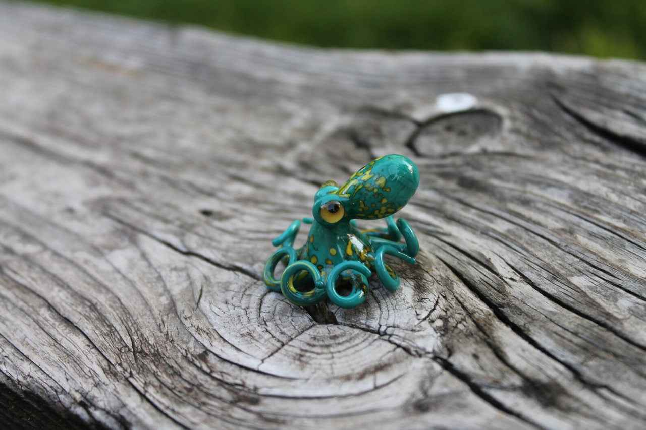 Radiant Miniature Handmade Glass Octopus Model, a Bright and Shining Decorative Piece