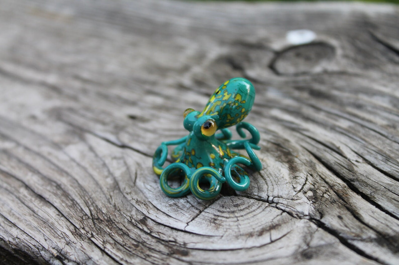 Radiant Miniature Handmade Glass Octopus Model, a Bright and Shining Decorative Piece