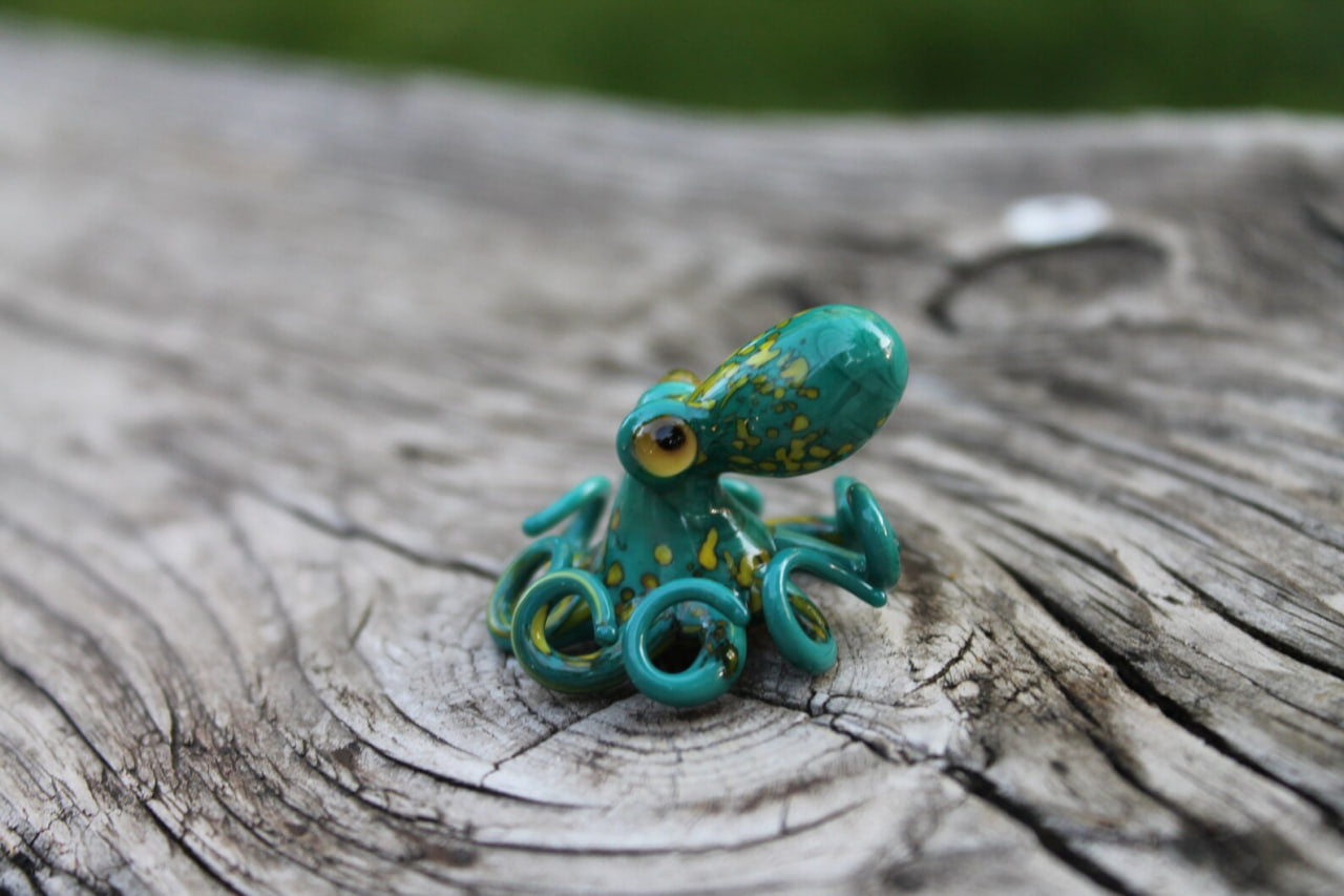 Radiant Miniature Handmade Glass Octopus Model, a Bright and Shining Decorative Piece