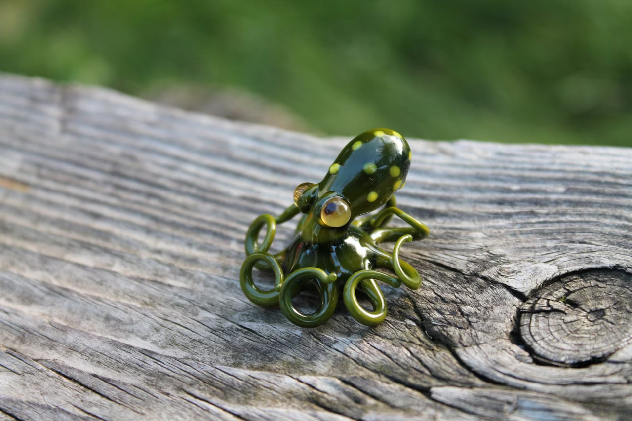 Green Artistic Miniature Handmade Glass Octopus Figurine, a Beautiful and Creative Glass Art Piece