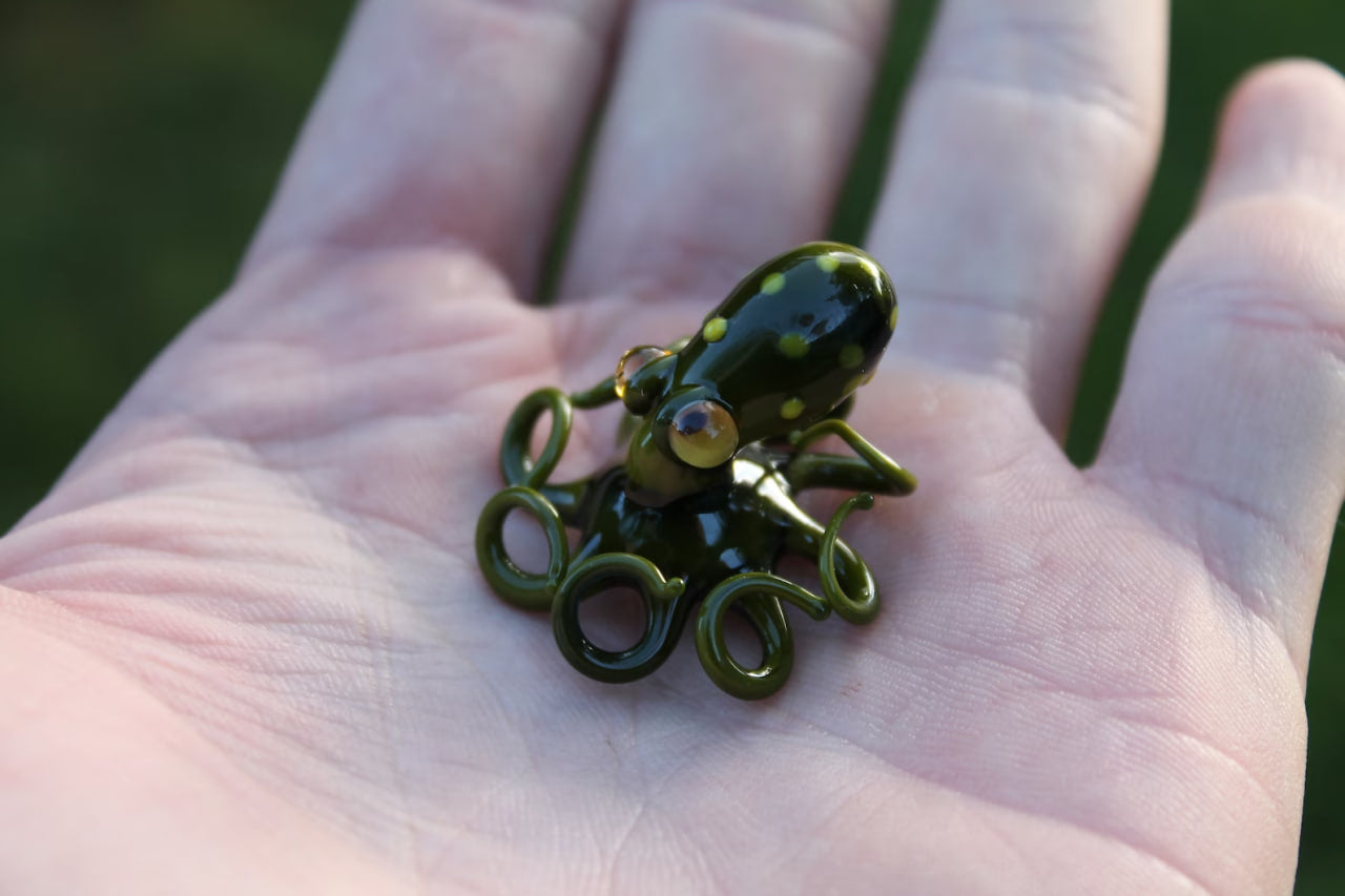 Green Artistic Miniature Handmade Glass Octopus Figurine, a Beautiful and Creative Glass Art Piece