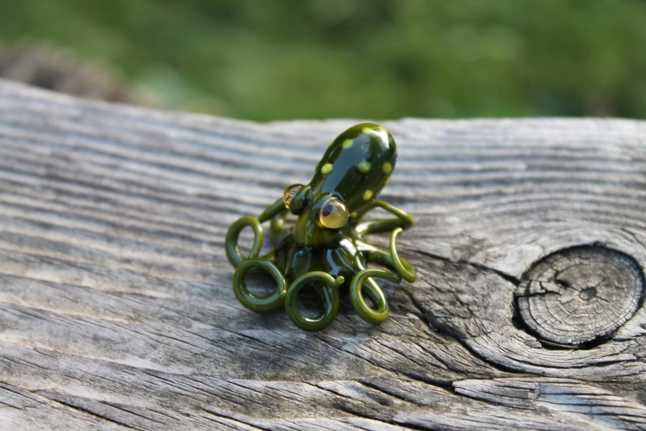 Green Artistic Miniature Handmade Glass Octopus Figurine, a Beautiful and Creative Glass Art Piece