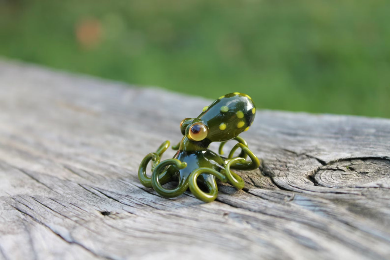 Green Artistic Miniature Handmade Glass Octopus Figurine, a Beautiful and Creative Glass Art Piece