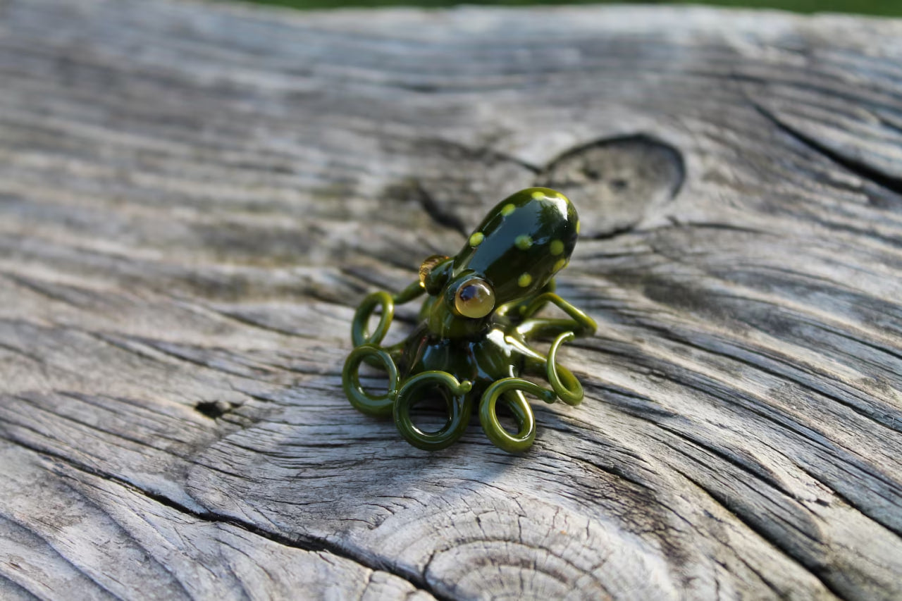 Green Artistic Miniature Handmade Glass Octopus Figurine, a Beautiful and Creative Glass Art Piece