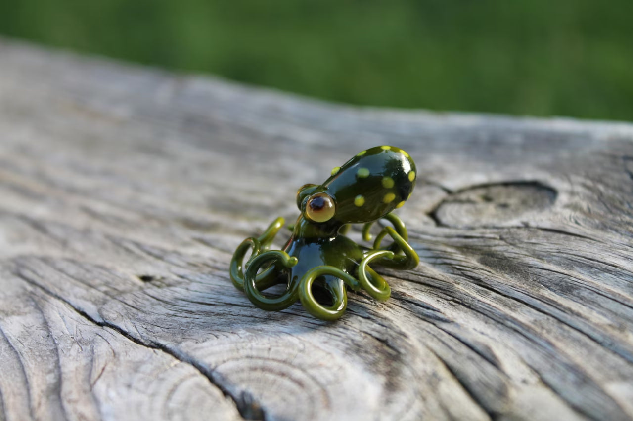 Green Artistic Miniature Handmade Glass Octopus Figurine, a Beautiful and Creative Glass Art Piece