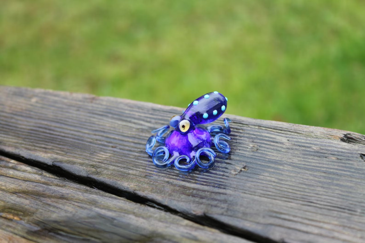 Deep Blue Artistic Miniature Handmade Glass Octopus Figurine, a Beautiful and Creative Glass Art Piece