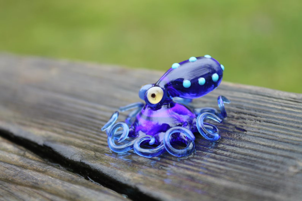 Deep Blue Artistic Miniature Handmade Glass Octopus Figurine, a Beautiful and Creative Glass Art Piece