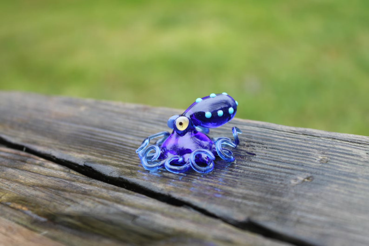 Deep Blue Artistic Miniature Handmade Glass Octopus Figurine, a Beautiful and Creative Glass Art Piece
