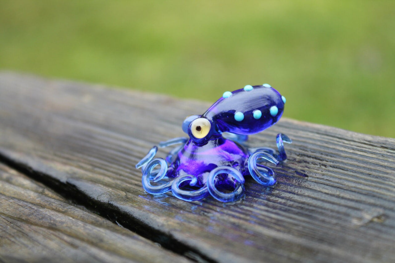 Deep Blue Artistic Miniature Handmade Glass Octopus Figurine, a Beautiful and Creative Glass Art Piece