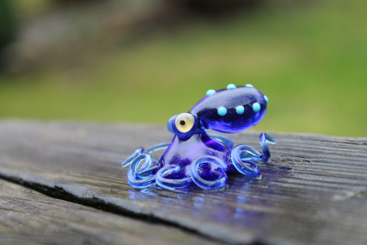 Deep Blue Artistic Miniature Handmade Glass Octopus Figurine, a Beautiful and Creative Glass Art Piece