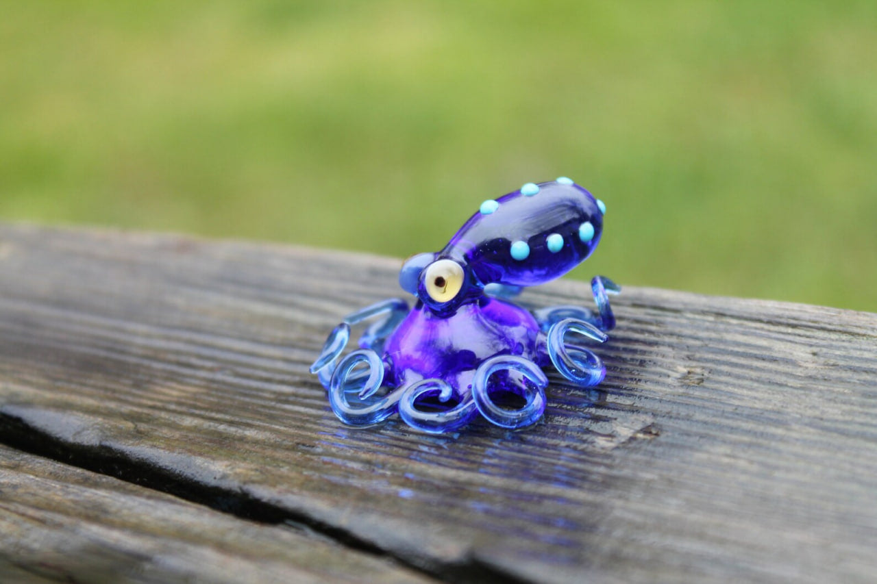 Deep Blue Artistic Miniature Handmade Glass Octopus Figurine, a Beautiful and Creative Glass Art Piece