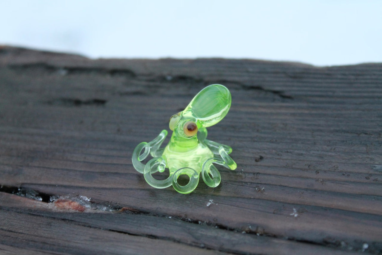 Uranium Glass Octopus Pendant Uranium Vaseline Glass Figurine Octopus Glass UV Ocean Octopus Kraken Glass Octopus Figurine