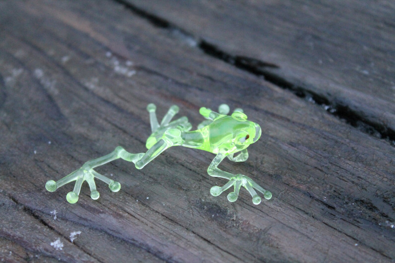 Uranium Glass Frog Pendant pendant Blown Glass Frog Uranium Vaseline Glass Figurine Frog necklace Frog Glass UV Miniature