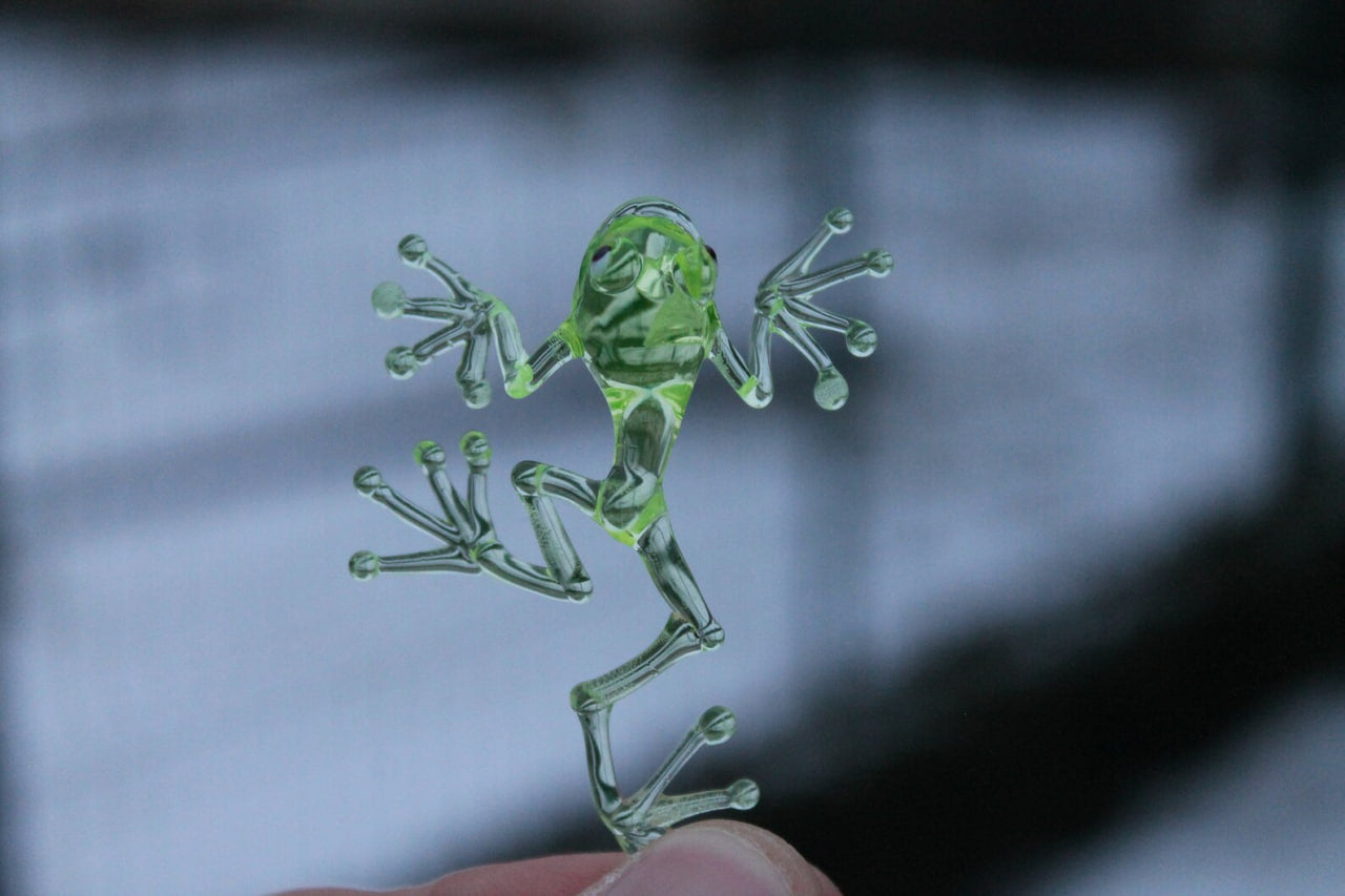 Uranium Glass Frog Pendant pendant Blown Glass Frog Uranium Vaseline Glass Figurine Frog necklace Frog Glass UV Miniature