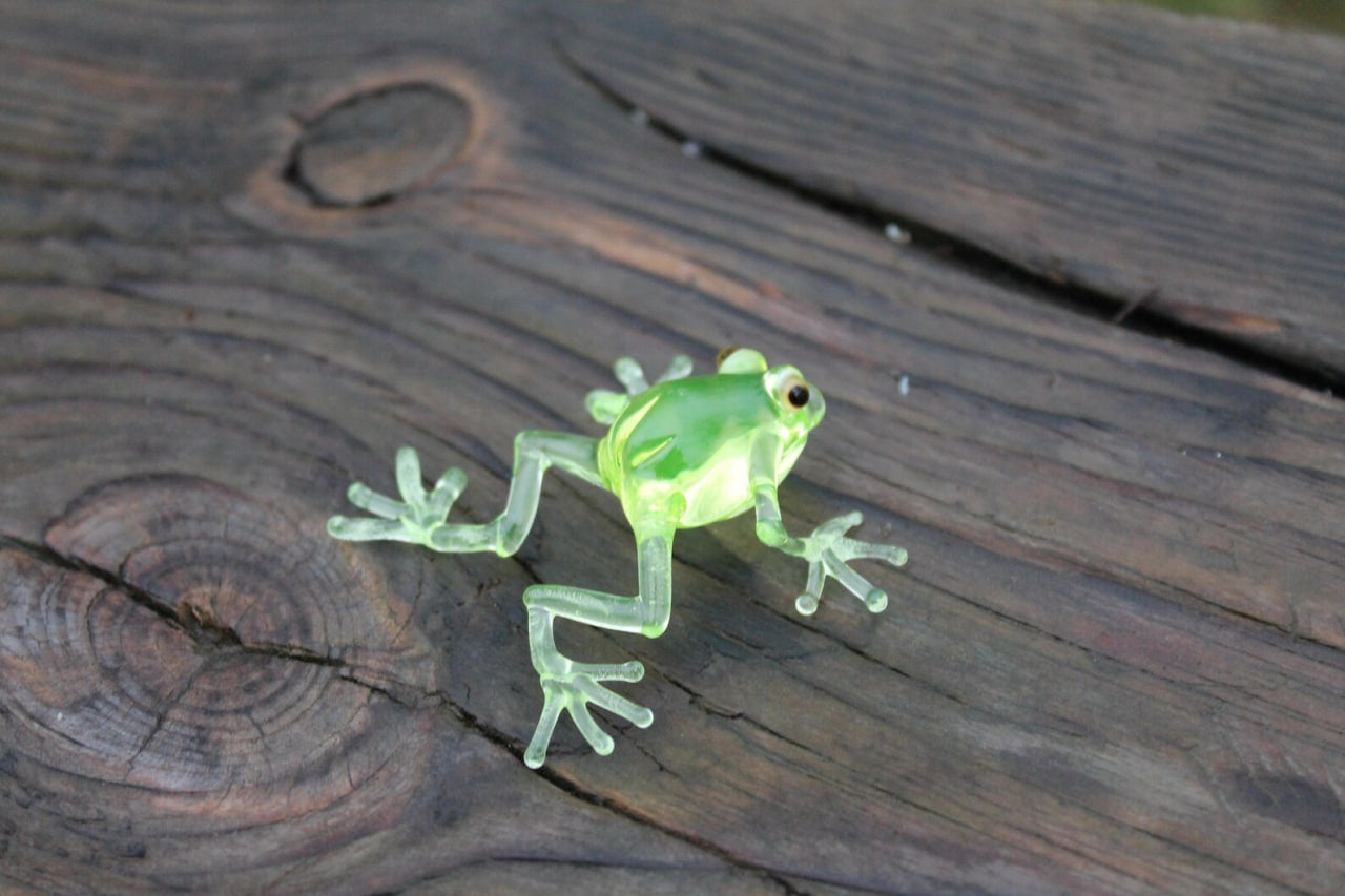 Handcrafted Luminous Frog – Uranium Glass Collectible