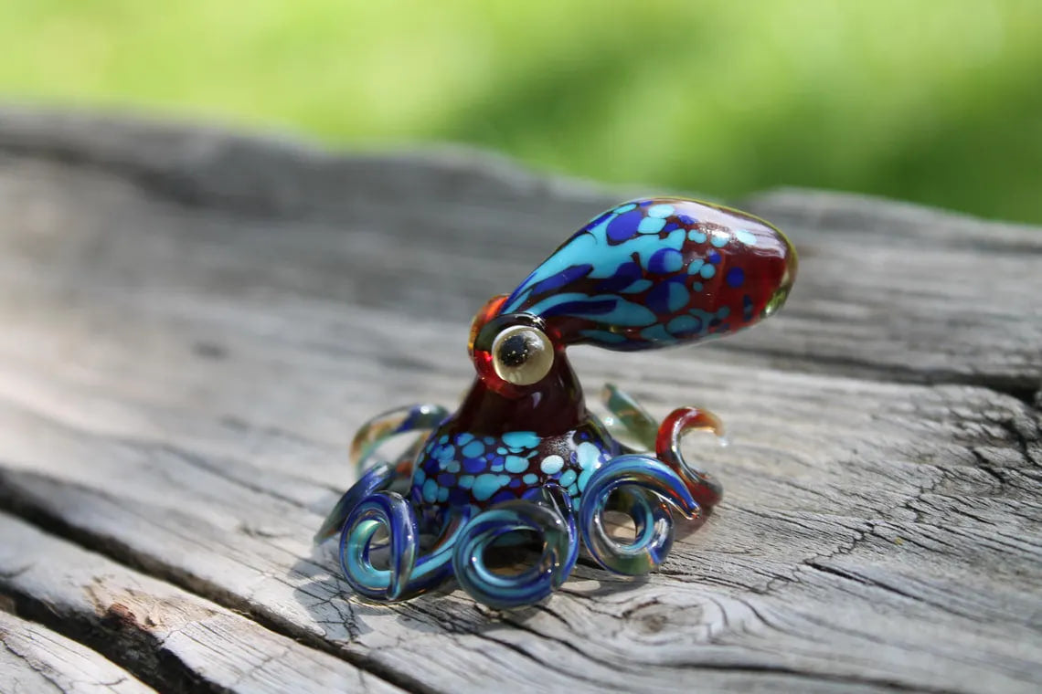 Red & Deep Blue Blown Glass Octopus – Lampwork Kraken Figurine – Ocean Octopus Sculpture – Miniature Sea Animal – Nautical Glass Decor