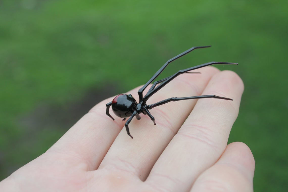 Fierce Glass Spider Figurine – Black Body With Red Glow
