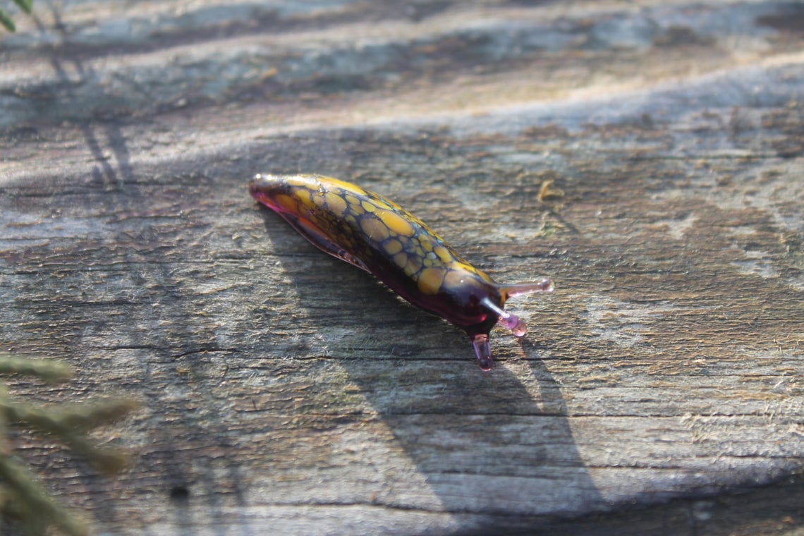 Handcrafted Glass Slug Figurine With Yellow And Purple Tones, 3.5cm