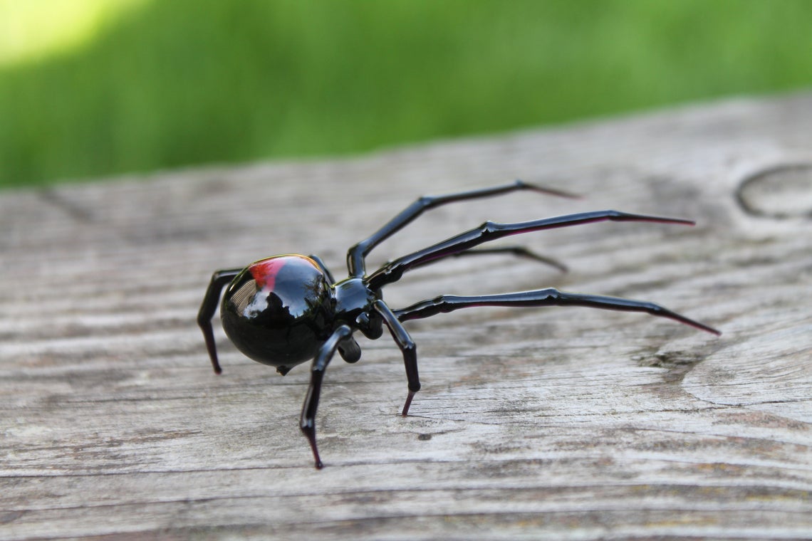 Fierce Glass Spider Figurine – Black Body With Red Glow