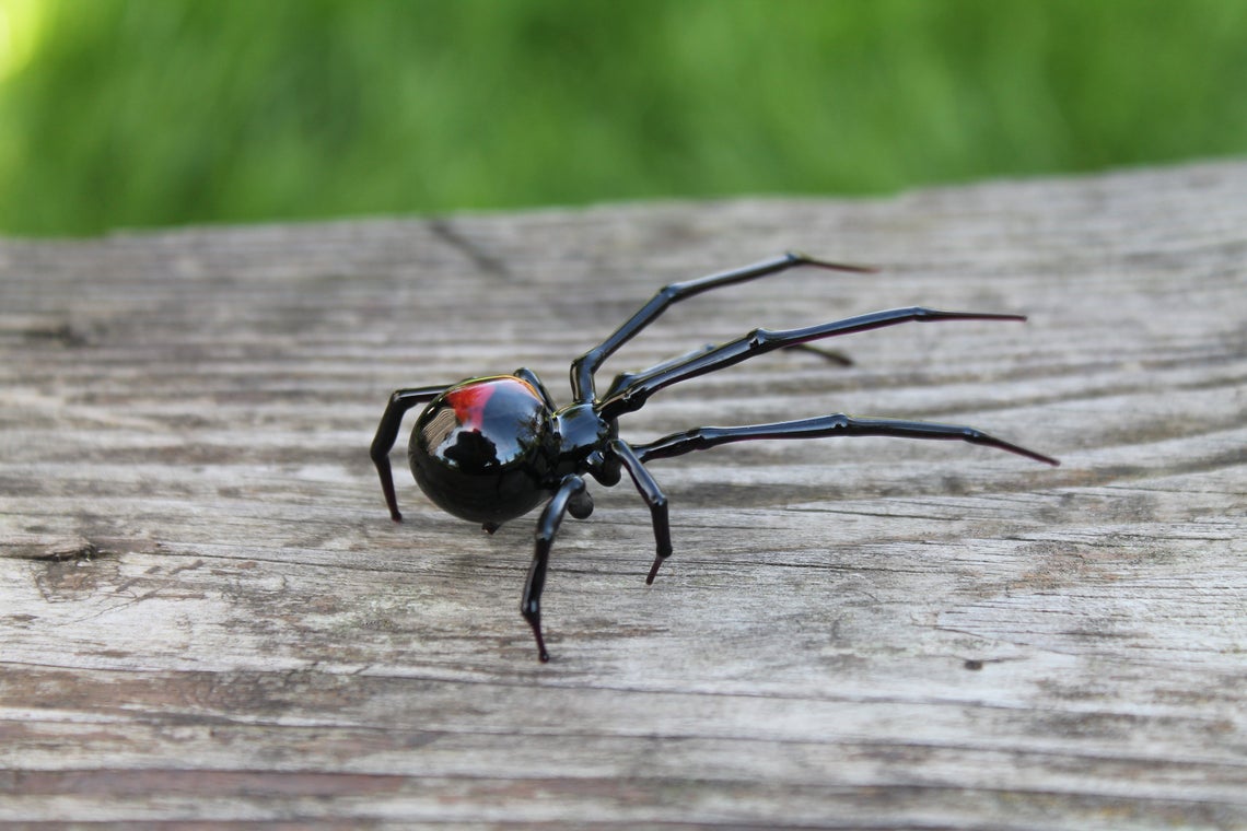 Fierce Glass Spider Figurine – Black Body With Red Glow