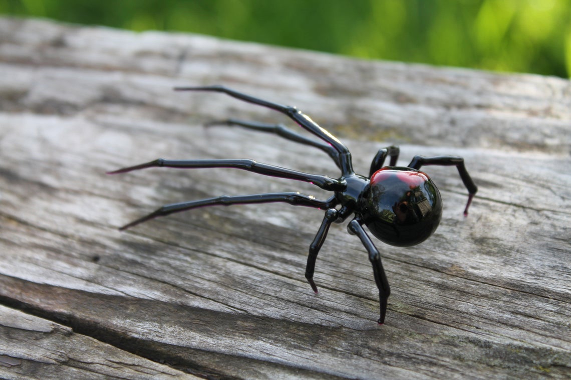 Fierce Glass Spider Figurine – Black Body With Red Glow