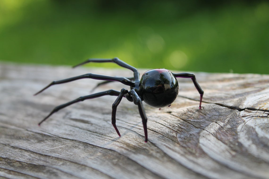 Fierce Glass Spider Figurine – Black Body With Red Glow