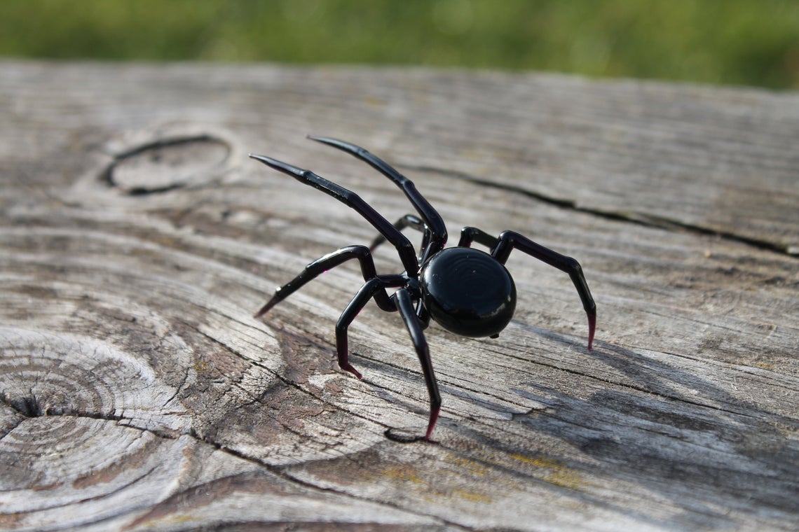 Black Glass Spider Figurine With Magenta Legs – 2.3 Inches Wide Art