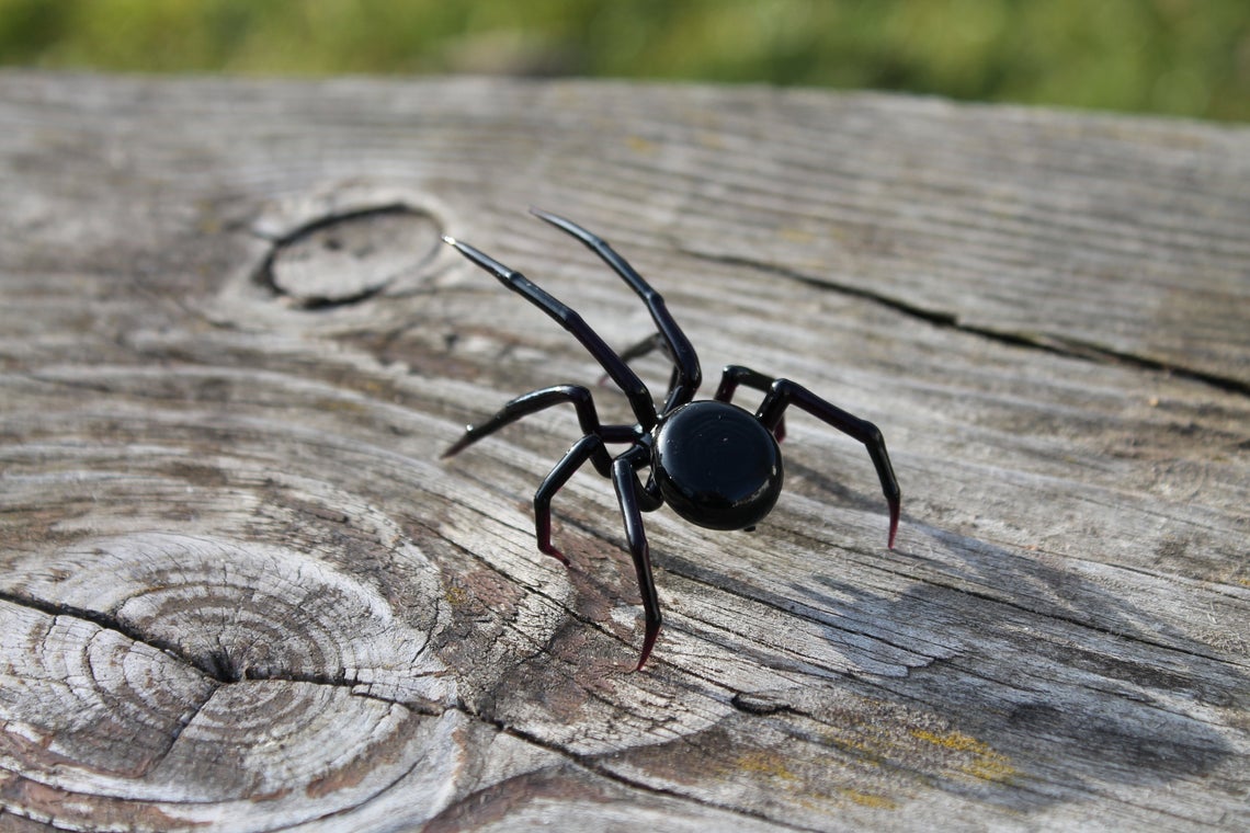 Black Glass Spider Figurine With Magenta Legs – 2.3 Inches Wide Art