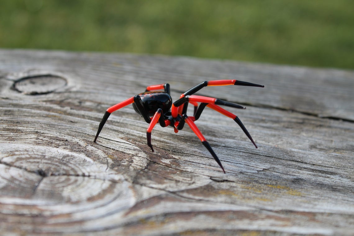 Red And Black Spider Figurine – Blown Glass Art In Miniature Form