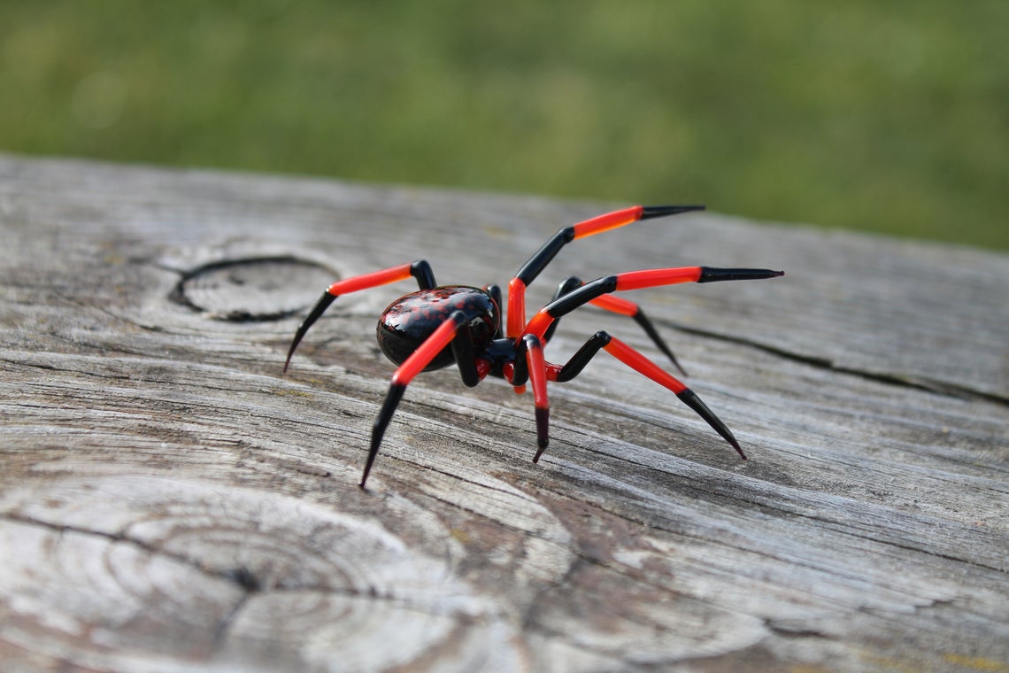 Red And Black Spider Figurine – Blown Glass Art In Miniature Form
