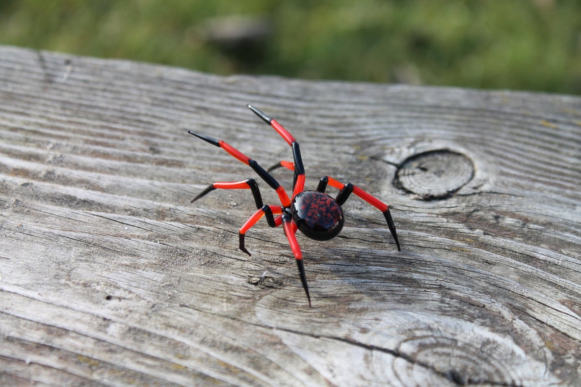 Red And Black Spider Figurine – Blown Glass Art In Miniature Form