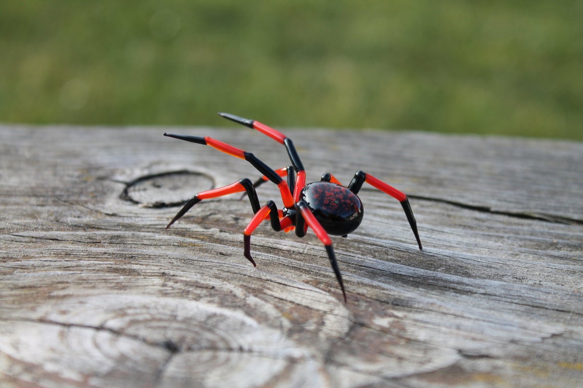 Red And Black Spider Figurine – Blown Glass Art In Miniature Form