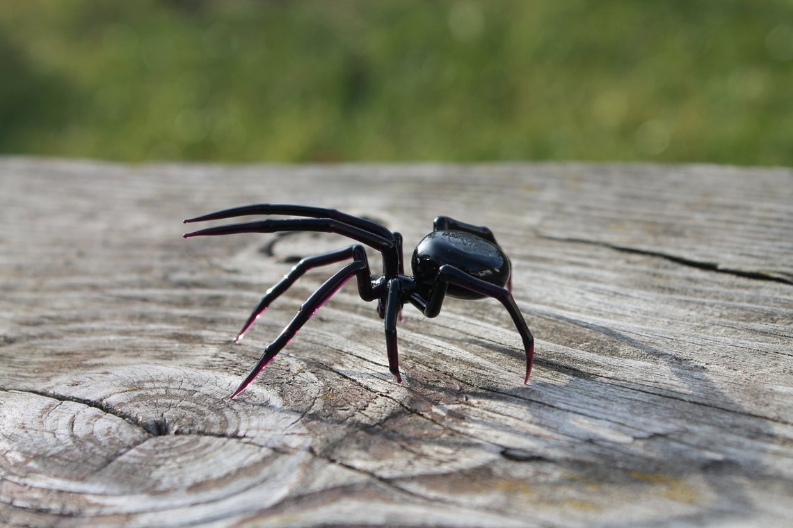Black Glass Spider Figurine With Magenta Legs – 2.3 Inches Wide Art