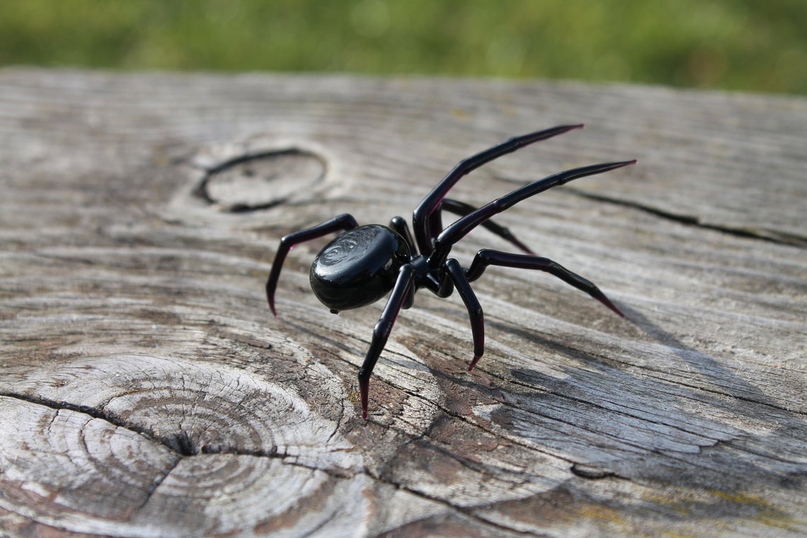 Black Glass Spider Figurine With Magenta Legs – 2.3 Inches Wide Art