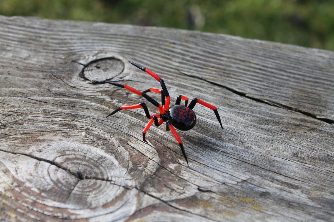 Red And Black Spider Figurine – Blown Glass Art In Miniature Form