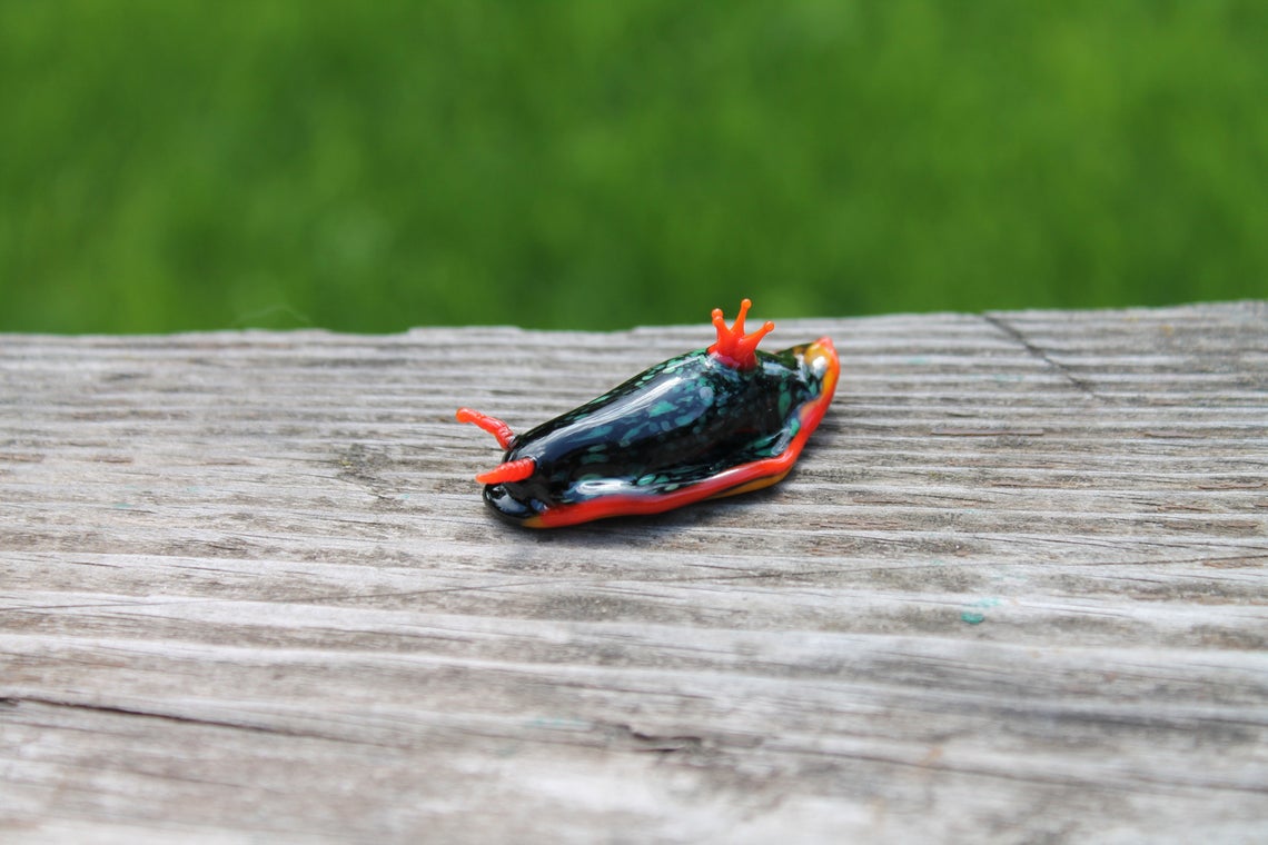 Black Sea Slug With Red Crown – Glass Nudibranch Sculpture 2 Inch