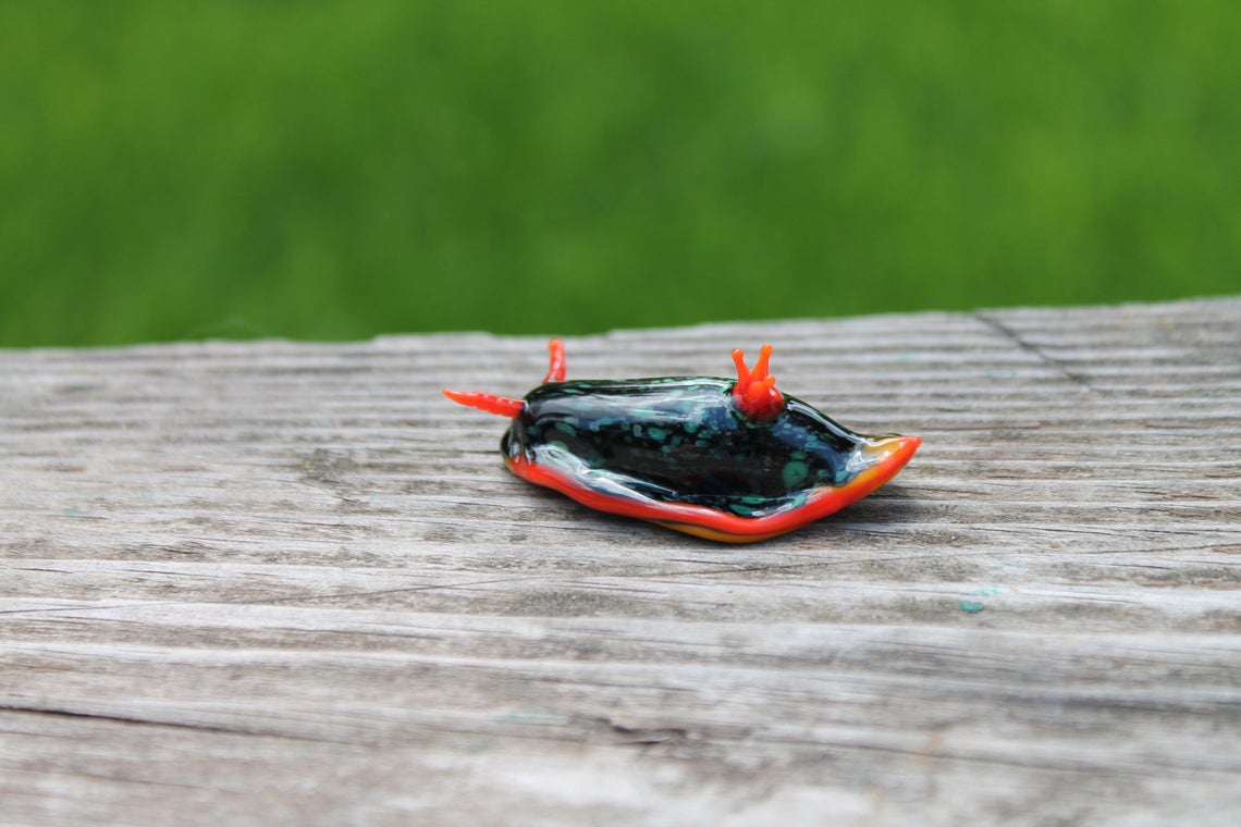 Black Sea Slug With Red Crown – Glass Nudibranch Sculpture 2 Inch