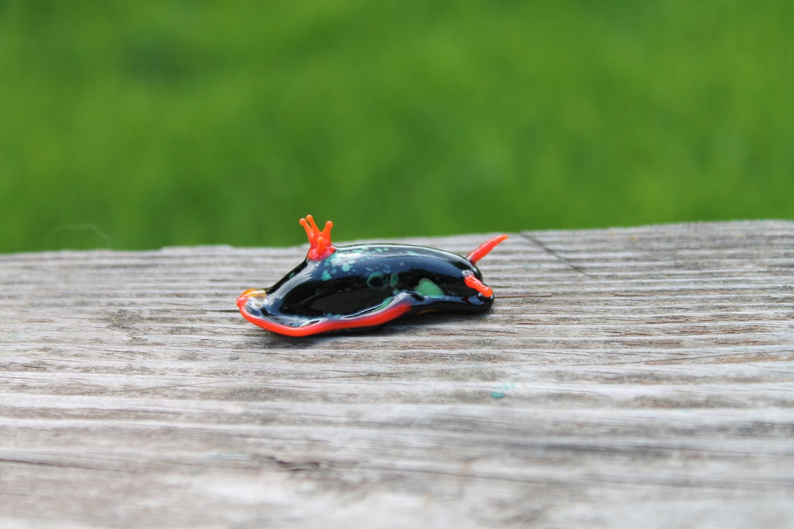 Black Sea Slug With Red Crown – Glass Nudibranch Sculpture 2 Inch