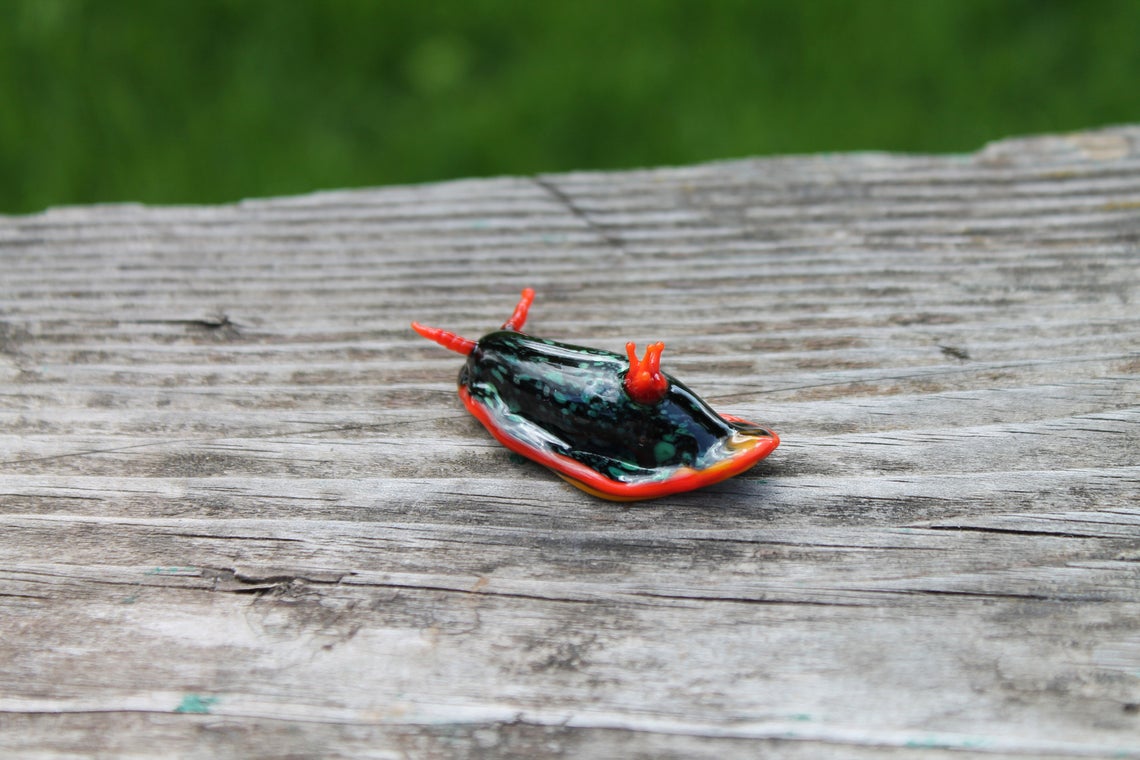 Black Sea Slug With Red Crown – Glass Nudibranch Sculpture 2 Inch