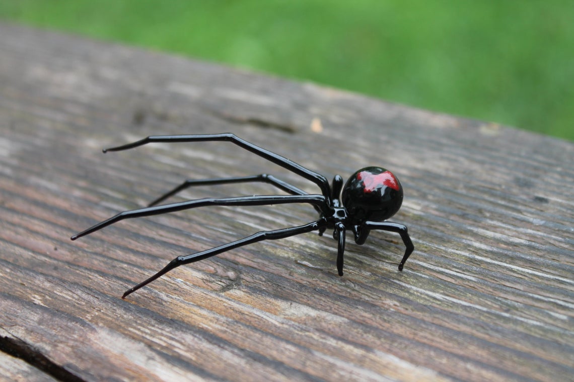 Fierce Glass Spider Figurine – Black Body With Red Glow